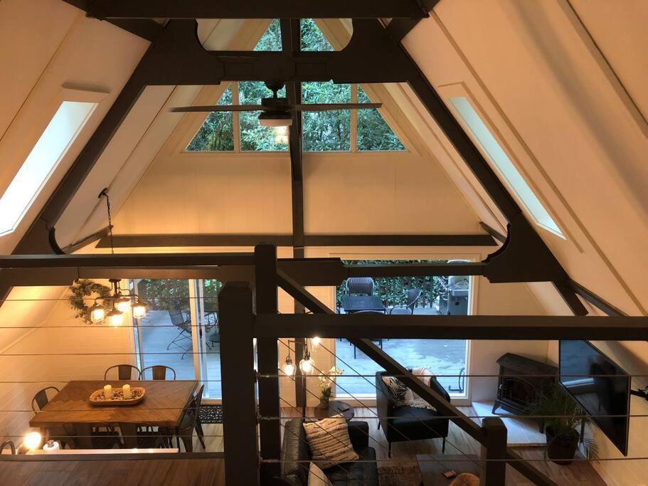 Newly Renovated A-Frame 5 Min Walk To Main Street Villa ไฮแลนด์ส ภายนอก รูปภาพ